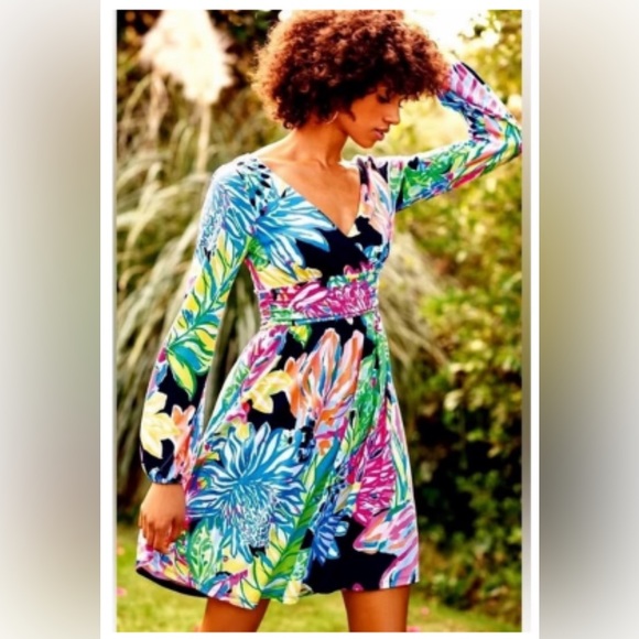 Lilly Pulitzer Dresses & Skirts - Lilly Pulitzer Fleur dress in the Resort Navy Travelers Palm print